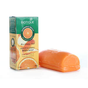 Мыло-скраб для тела &quot;Био Апельсин&quot;, Biotique Мыло-скраб с апельсином и куркумой глубоко очищает кожу, удаляет омертвевшие клетки, способствует естественной регенерации кожи. Мыло гипоаллергенно.

Производитель	Bio Veda Action Research
Страна	Индия
Объем	150 г