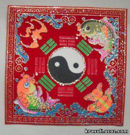 Денежный коврик &quot;Инь-Ян&quot;  Красный денежный коврик, с тиснеными золотом символами,

является старинным китайским средством для того, чтобы разбогатеть.