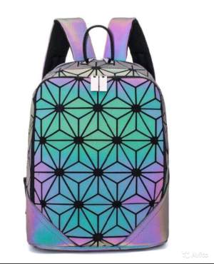 Рюкзак хамелеон Популярный и стильный рюкзак. Очень вместительный, отделений два, большое и плоское, оба закрываются на молнии. Лямки широкие, удобные и крепкие. 

Размер: 24х32х15