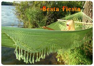 Гамак Besta Fiesta Tulip (зеленый) Красивый большой гамак Besta Fiesta Tulip сделан вручную из высококачественного хлопка. Мягкая фактура материала прекрасно адаптируется к форме вашего тела.