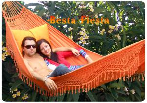 Гамак Besta Fiesta Forro (оранжевый) Стильный, большой комфортный гамак Besta Fiesta Forro сделан из хлопка, мягкое волокно которого прекрасно адаптируется к форме тела и дышит. 