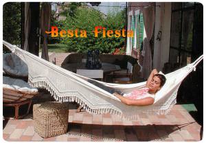 Гамак Besta Fiesta Merengue Необыкновенно стильный большой гамак Besta Fiesta Merengue ручная работа, хлопковая фактура материала прекрасно адаптируется к форме вашего тела, полотно гамака украшено изящной бахромой, сделанной вручную.