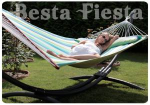 Гамак Besta Fiesta Malibu (бело-зеленый) Гамак Besta Fiesta Malibu - это известная форма так называемого американского гамака, в котором обязательно есть поперечные перекладины, длина которых соответствует ширине полотна самого гамака. Приятная плоская подушечка является прекрасным дополнением к гамаку, она может крепиться на липах к перекладине с обеих сторон.