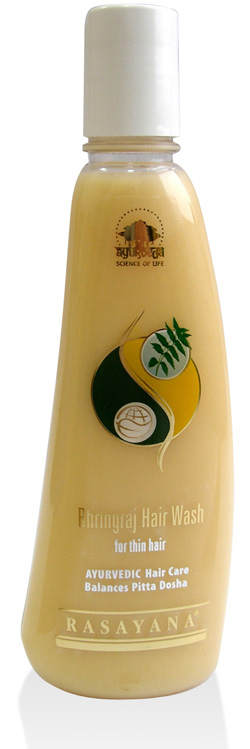 Шампунь Bhringraj (продукция компании Raj Rasayana Herbals (Индия)) Bhringraj - известное аюрведическое средство для поддержания здоровья волос. Благодаря уникальной формуле средства значительно повышается плотность, упругость и тонус волос.  Активные компоненты шампуня обеспечивают глубокое увлажнение и питание волос, в результате чего уменьшается их ломкость и выпадение. Формула также защищает волосы от негативных факторов окружающей среды.