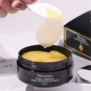 Регенерирующие патчи с прополисом JMsolution Honey Luminous Royal Propolis Eye Patch При соприкосновении с теплом кожи, гидрогель слегка тает и обеспечивает интенсивное проникновение эссенции в глубокие слои дермы.