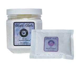 Соль для ванн с микрогидрином (Bath Salts with Microhydrin) Соль для ванны с микрогидрином придает свежесть воде и делает ее мягкой. Целебные свойства солей Мертвого моря и микрогидрина смягчают и питают кожу, делают ее упругой и бархатистой, обеспечивают надежную защиту от свободных радикалов, предупреждая преждевременное старение.