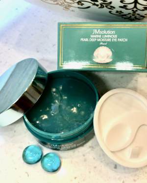 Патчи для глаз JMSOLUTION Marine Luminous Pearl Deep Moisture Eye Patch Гидрогелевые патчи имеют в своем составе морскую воду, натуральный морской коллаген, экстракт ламинарии, экстракт ундарии перистой, экстракт кодиума, экстракт энтероморфа компресса, экстракт жемчуга, гиалуроновая кислота.