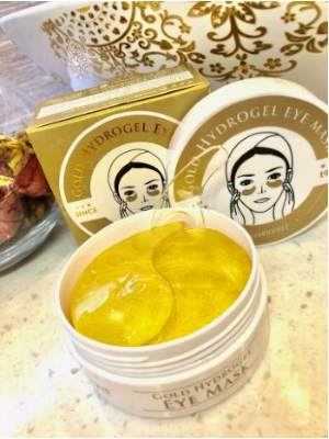 ГИДРОГЕЛЕВЫЕ ПАТЧИ ДЛЯ ГЛАЗ GOLD HYDROGEL EYE MASK MOLIZ 60 ШТ Баночка-шайбочка содержит по 60 штук капелек –патчей, 30 пар гелевых подушечек помещены в специальный, обогащенный натуральными компонентами, раствор.