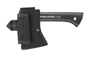 Туристический топор Fiskars X5 (в брезентовом чехле) Туристический топор Fiskars X5 в брезентовом чехле был разработан специально для путешественников, туристов, или же для обычных людей, который просто любят часто отдохнуть на природе.