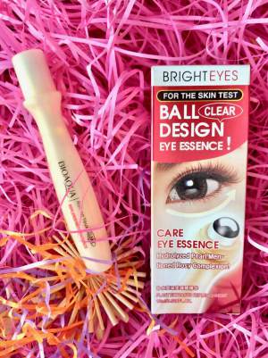 Крем для кожи вокруг глаз Ball Design Eye Essence, 15мл Подтягивает, придает гладкость и упругость кожи вокруг глаз.
