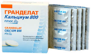 Доктор Грандель ГРАНДЕЛАТ КАЛЬЦИУМ 800 ПЛЮС Д3, 20 таблеток по 3,9 г (в пачке) Не является лекарством.Рекомендуется в качестве дополнительного источника кальция и витамина Д3.
Обладает приятным вкусом. Дополняет ежедневный рацион легко усвояемым кальцием. Кальций хорошо усваивается, благодаря наличию в составе БАД к пище витамина Д3. Кальций необходим для формирования костной структуры и зубов, для нормального функционирования нервной и мышечной систем.