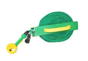 Шланг универсальный «ПОЛИВАЙКА» Для любого дачника не является секретом, что выбор поливочного шланга для дачного участка является крайне ответственным. Ведь от правильного выбора зависит не только удобство полива, но также рост и развитие садовых культур.
Шланг универсальный «ПОЛИВАЙКА» удовлетворит требованиям даже самого взыскательного дачника благодаря своим неоспоримым преимуществам:
- Компактность приспособления при хранении успешно сочетается с длиной развернутого шланга в 15 м. Вы сможете добраться до самых дальних уголков Вашего участка, не прибегая к лишним усилиям по перетягиванию шланга.
- Шланг «ПОЛИВАЙКА», изготовленный из легкого материала, легко переносится с места на место, а также с удобством разворачивается и собирается, что позволяет его без проблем перевозить в багажнике автомобиля.
- Это приспособление можно использовать для полива овощных культур, цветников, и даже для мойки автомобиля!