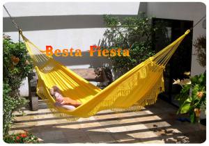 Гамак Besta Fiesta Forro (желтый) Стильный, большой комфортный гамак Besta Fiesta Forro сделан из хлопка, мягкое волокно которого прекрасно адаптируется к форме тела и дышит.